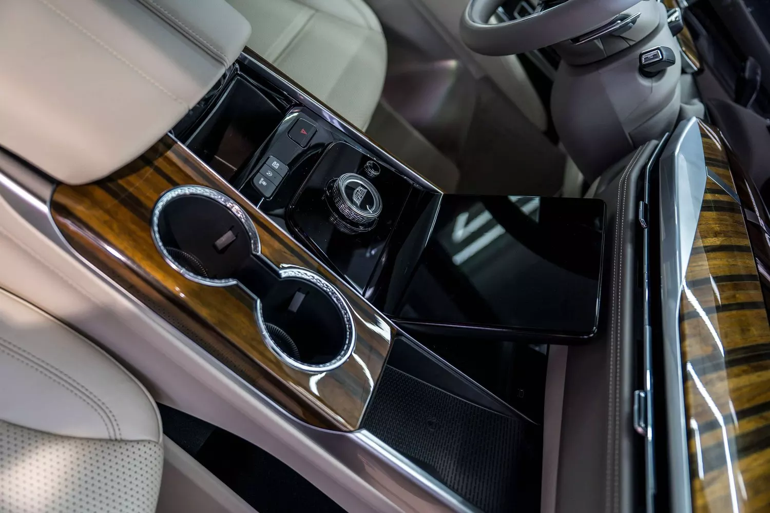 Escalade centre console with rotary control and cupholders