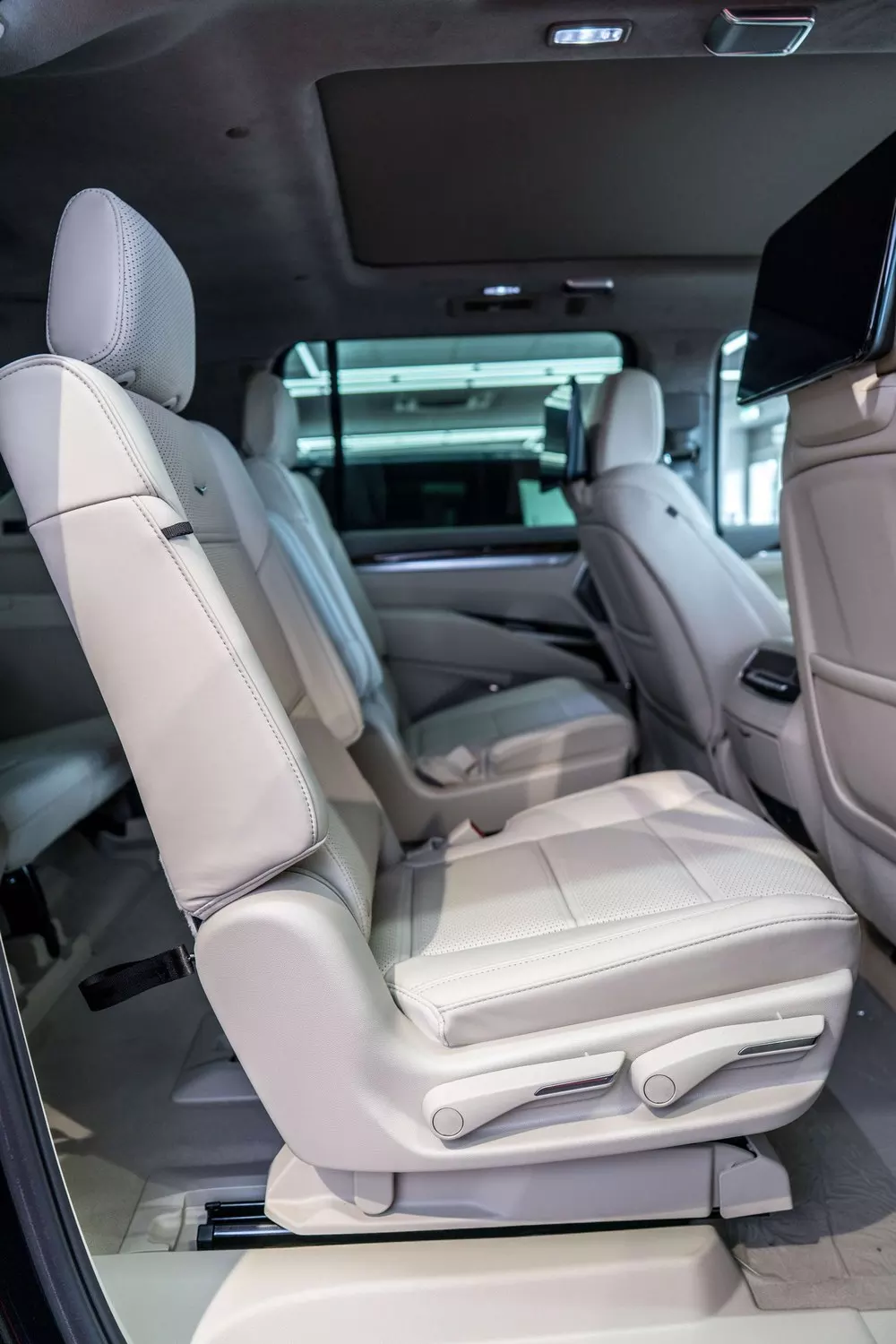 Escalade individual second-row captain chairs