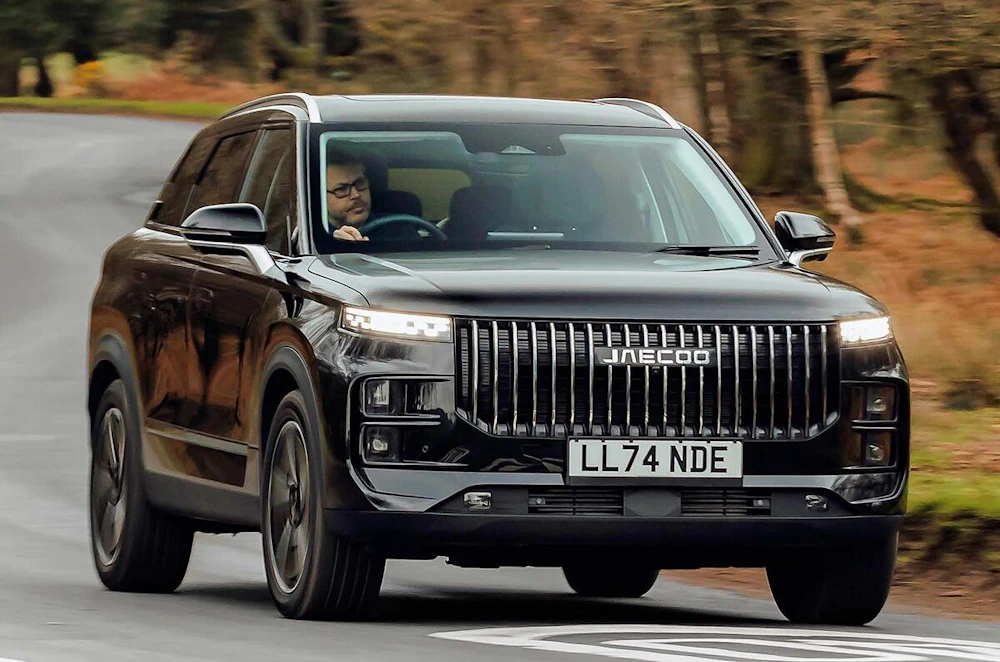 Black JAECOO 7 on a road, showing its upright front grille