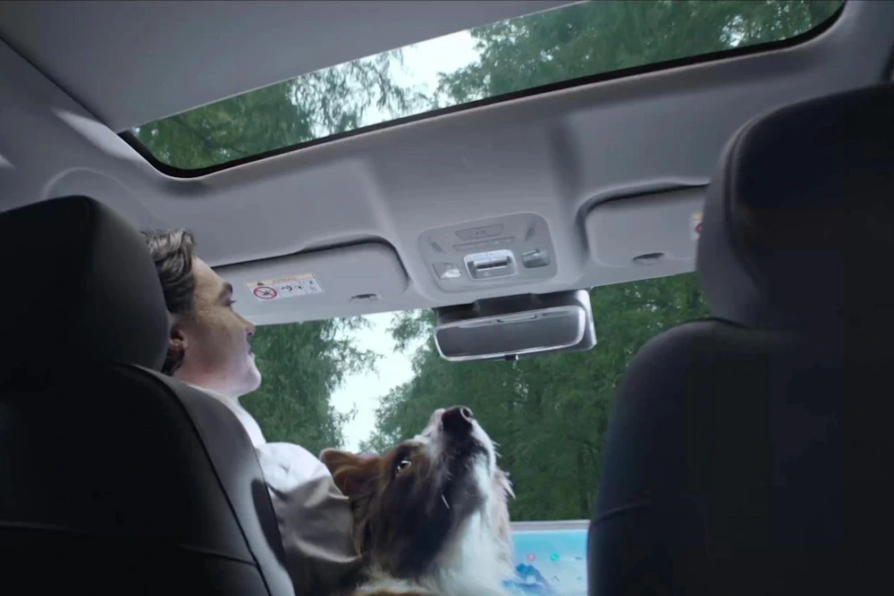 View through the JAECOO 5 panoramic glass roof from the rear seats
