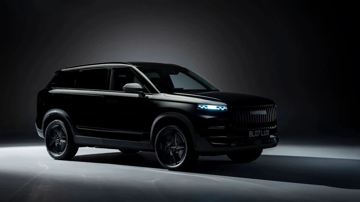 Black JAECOO 7 photographed from the front three-quarter angle in a studio