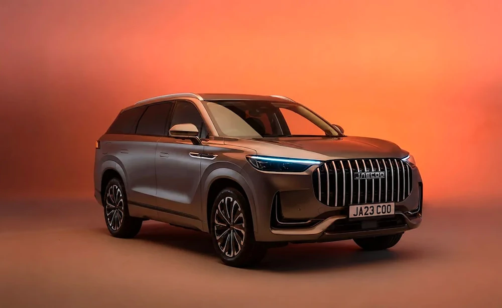 JAECOO 8 SHS-P SUV photographed in a warm studio setting
