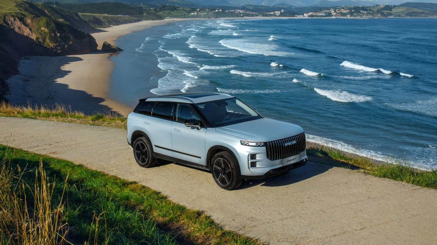 JAECOO 7 SHS-P plug-in hybrid SUV beside the coast