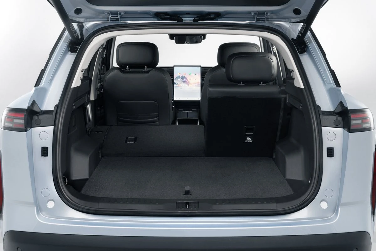 JAECOO 7 open luggage compartment