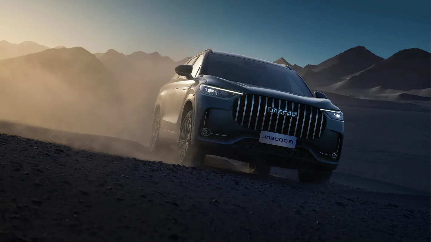 JAECOO 8 driving across rugged terrain