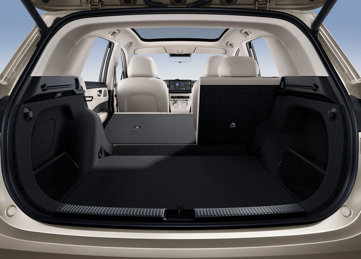 MGS6 EV boot with the rear seats folded
