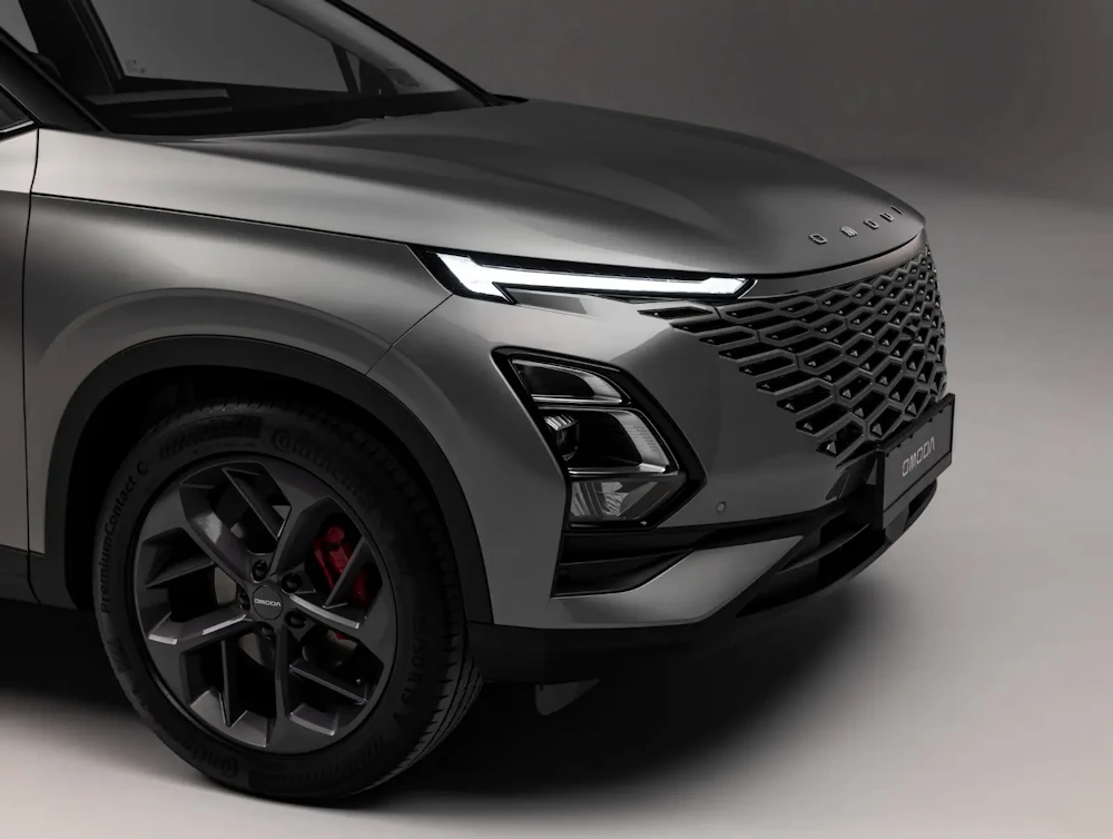 Close-up of the OMODA 5 front grille, headlight and alloy wheel