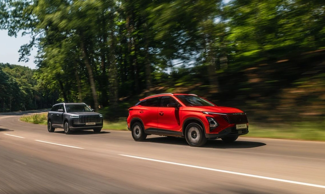 OMODA 5 and JAECOO 5 on a tree-lined road