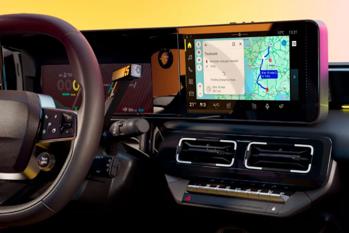 Renault 5 dashboard with digital driver display and central touchscreen