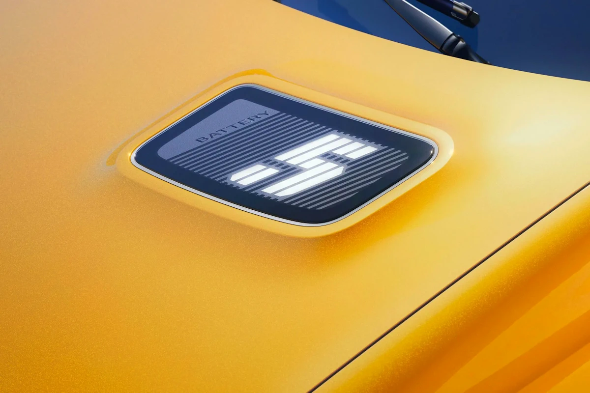 Renault 5 illuminated bonnet-mounted battery charge indicator