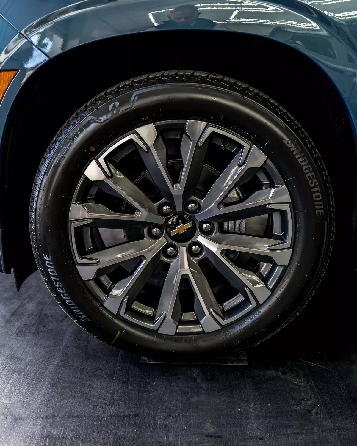 Chevrolet Suburban High Country alloy wheel and tyre