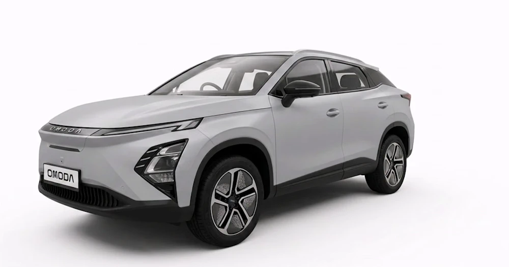 OMODA 5 viewed from the front three-quarter angle